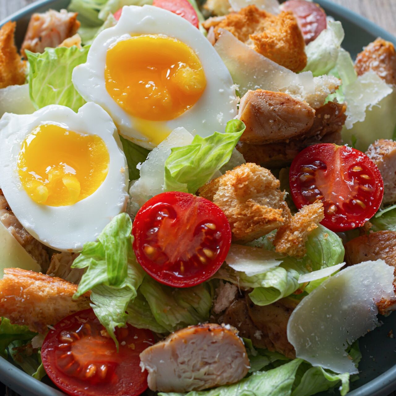 insalata di pollo, uova e pomodori per la dieta chetogenica