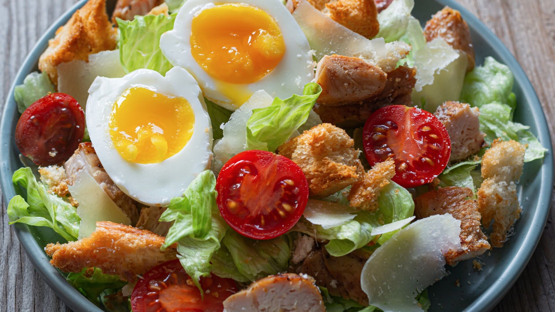 insalata di pollo, uova e pomodori per la dieta chetogenica
