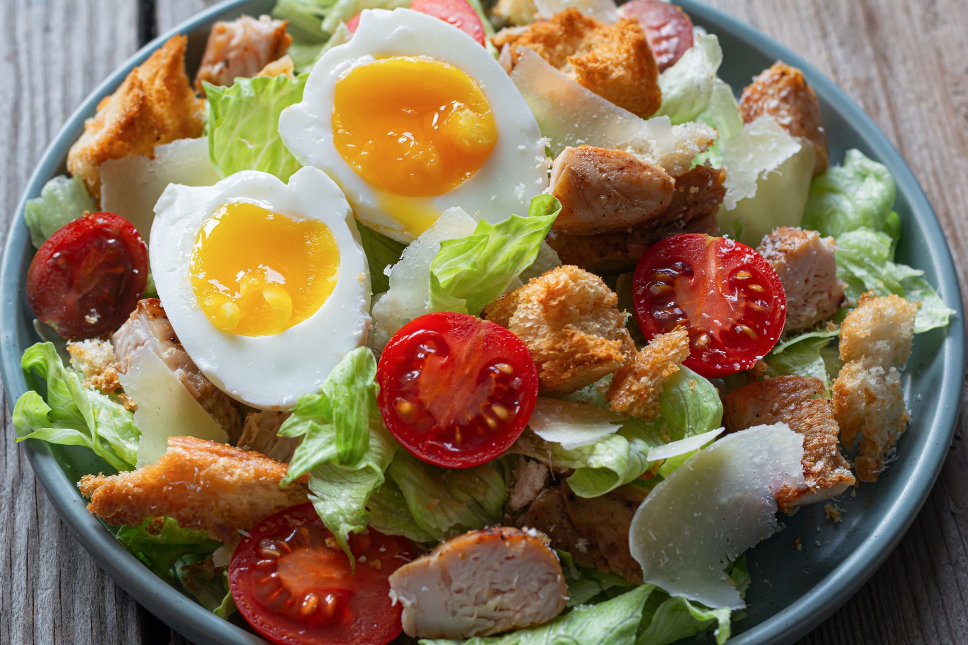 insalata di pollo, uova e pomodori per la dieta chetogenica