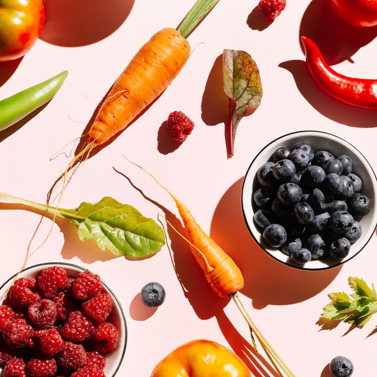 alimenti: more, lamponi, carote, peperoncini