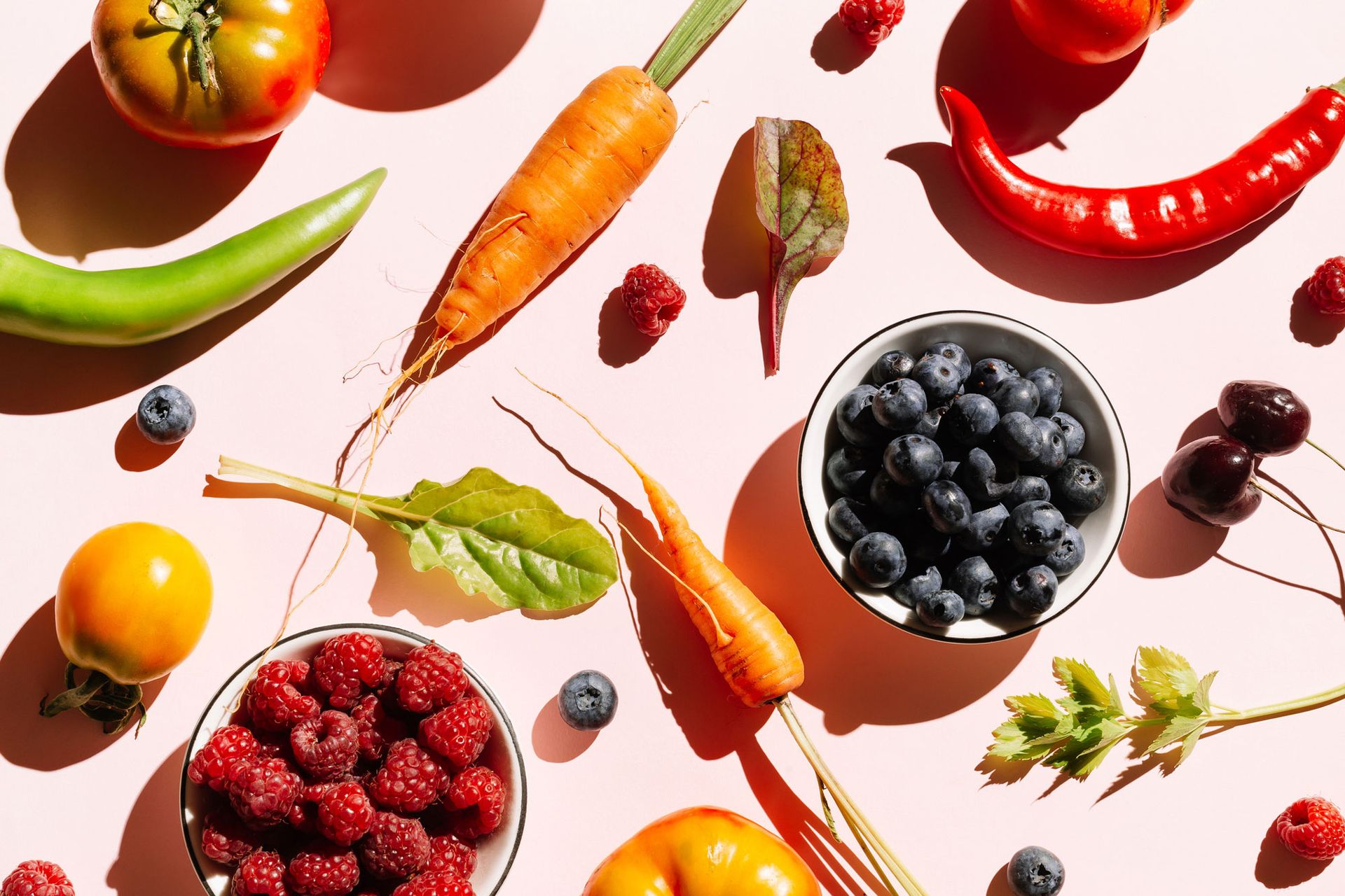 alimenti: more, lamponi, carote, peperoncini