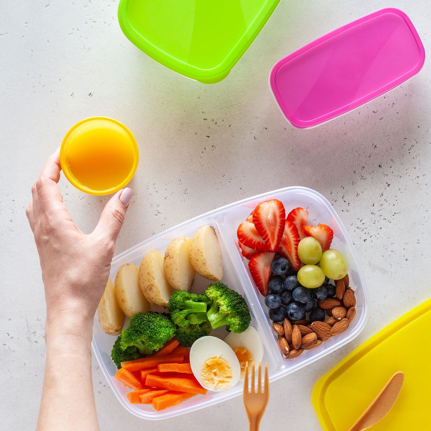 contenitore con frutta, verdura, uova e frutta secca per una gita fuori porta