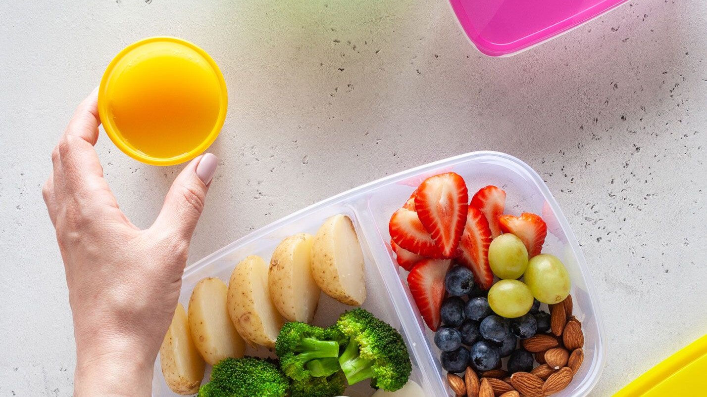contenitore con frutta, verdura, uova e frutta secca per una gita fuori porta