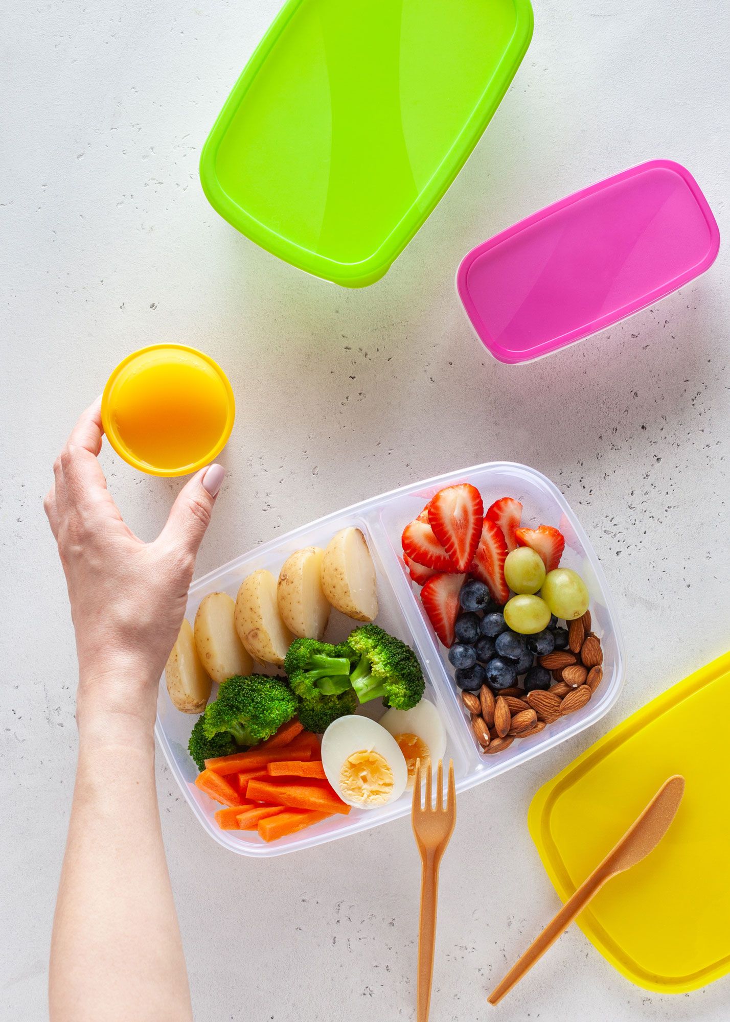 contenitore con frutta, verdura, uova e frutta secca per una gita fuori porta